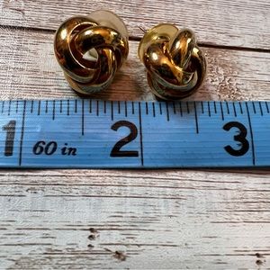 💚Goldtone love knot earrings